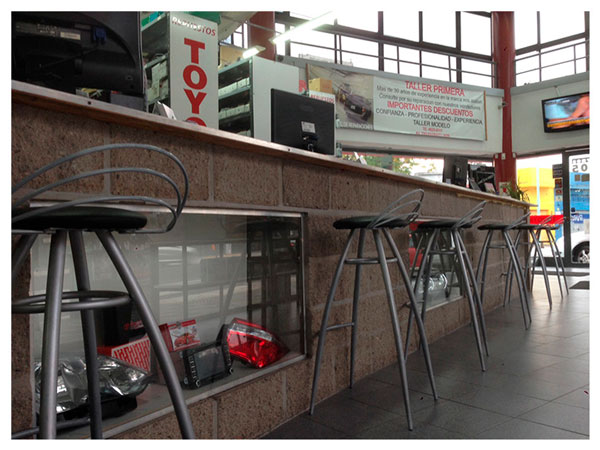 Interior del local de Warnes