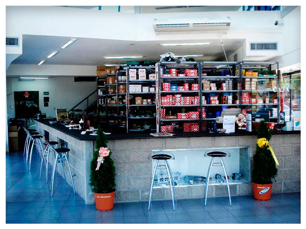 Mostrador local Autopartes Primera
